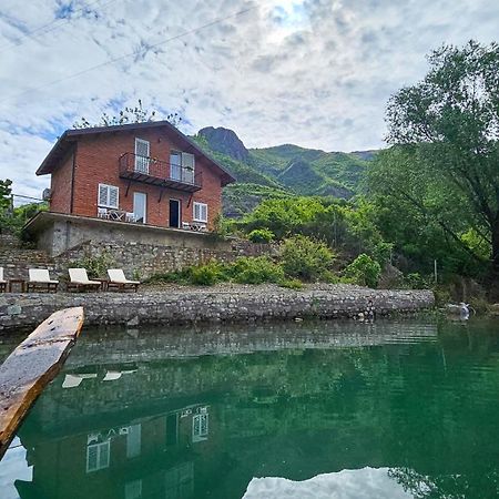Borealis Guest House Koman Zewnętrze zdjęcie