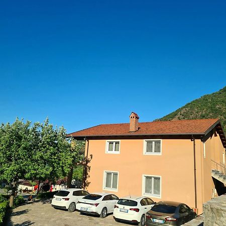 Borealis Guest House Koman Zewnętrze zdjęcie