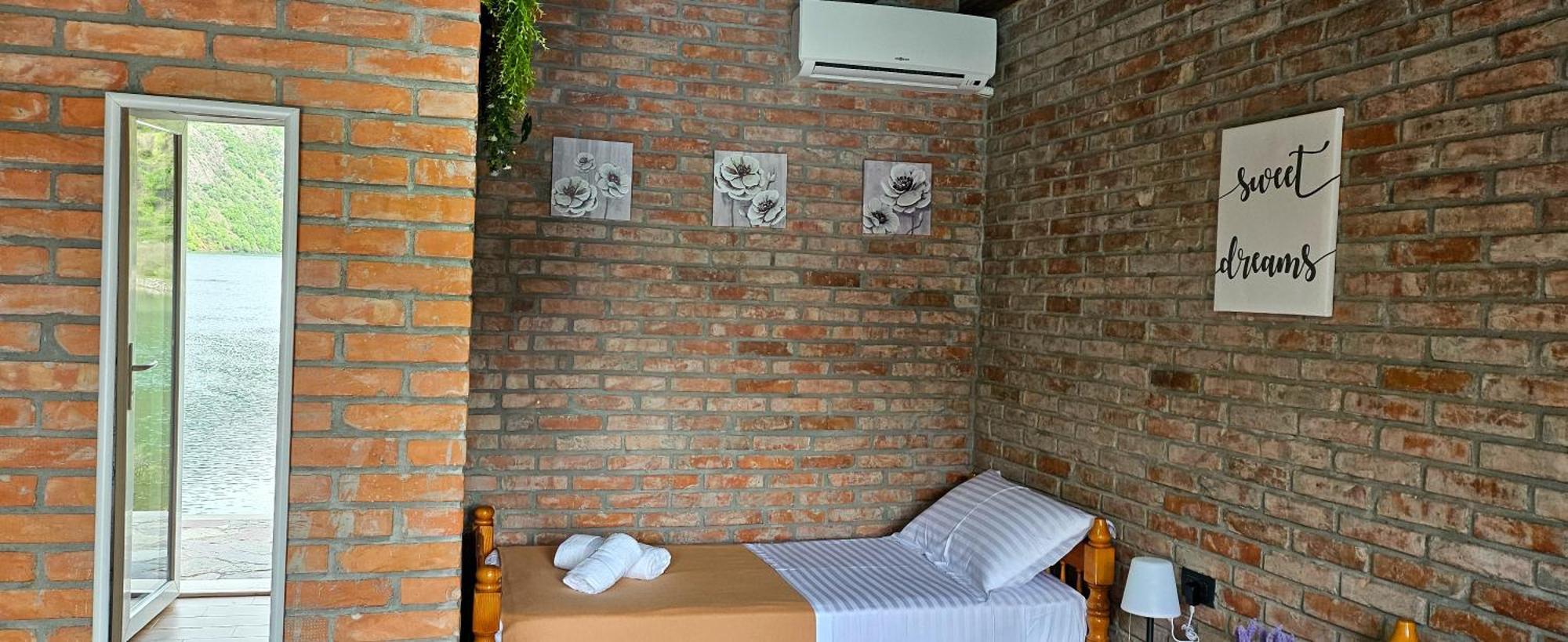 Borealis Guest House Koman Zewnętrze zdjęcie