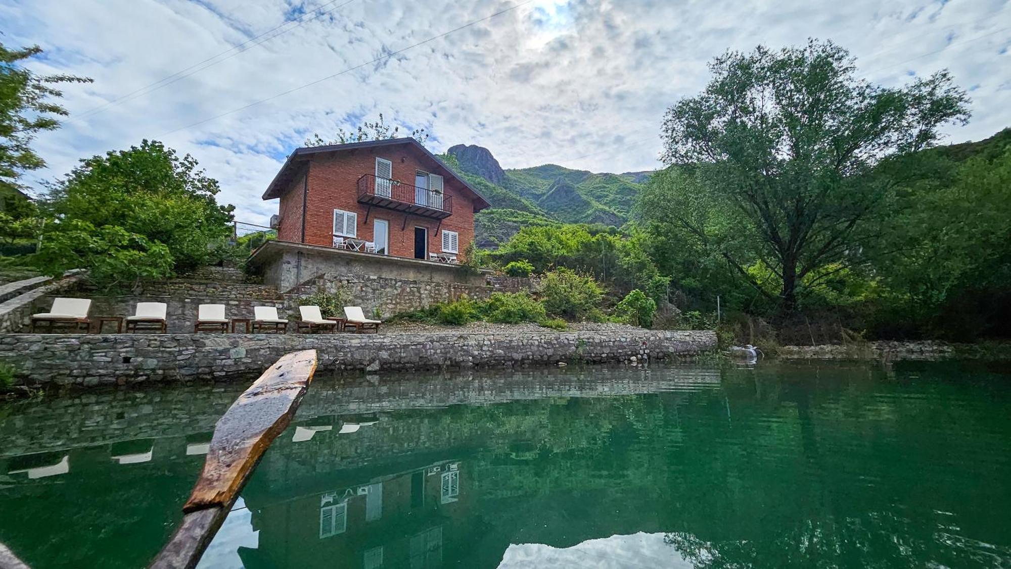 Borealis Guest House Koman Zewnętrze zdjęcie
