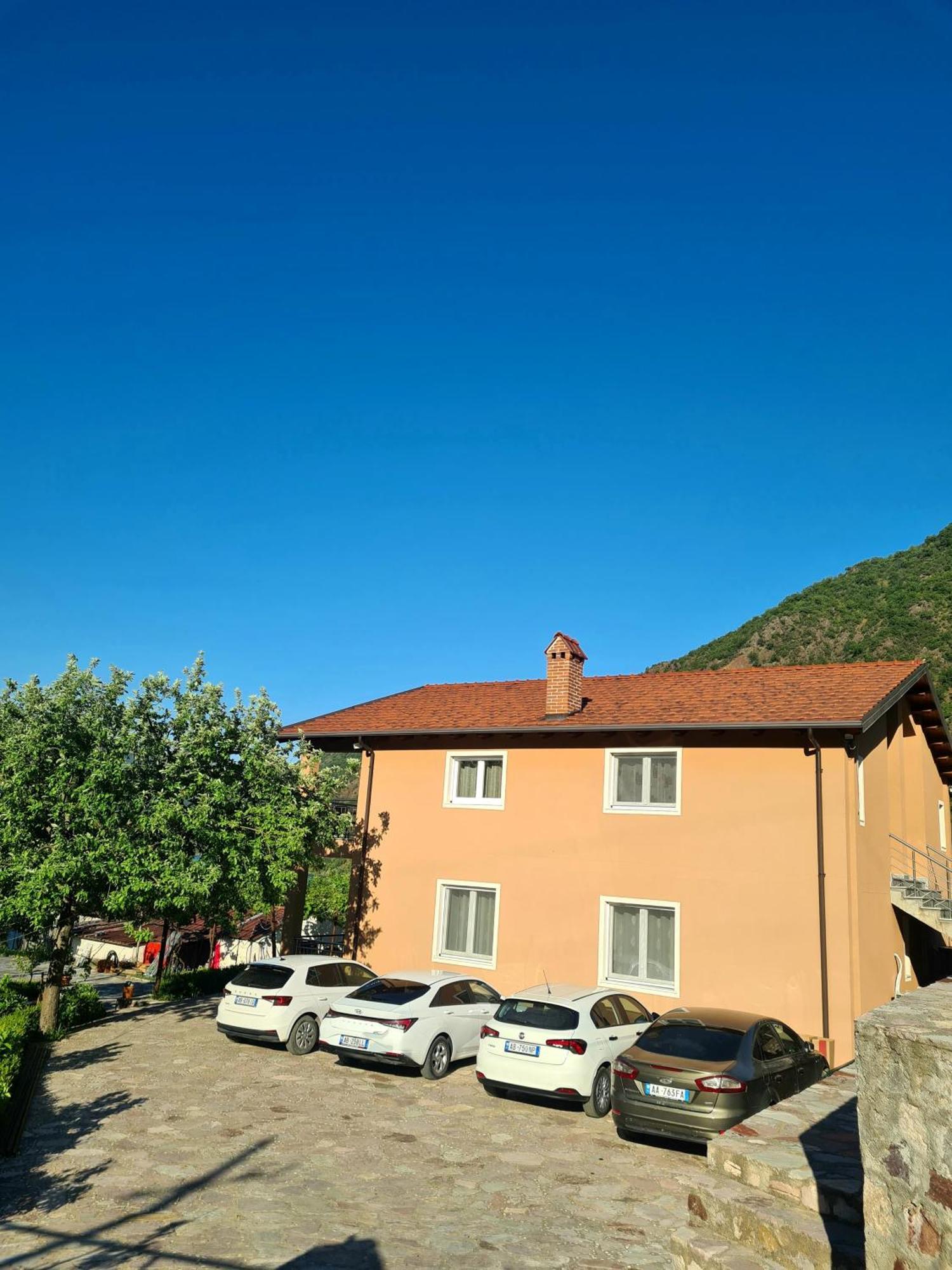 Borealis Guest House Koman Zewnętrze zdjęcie