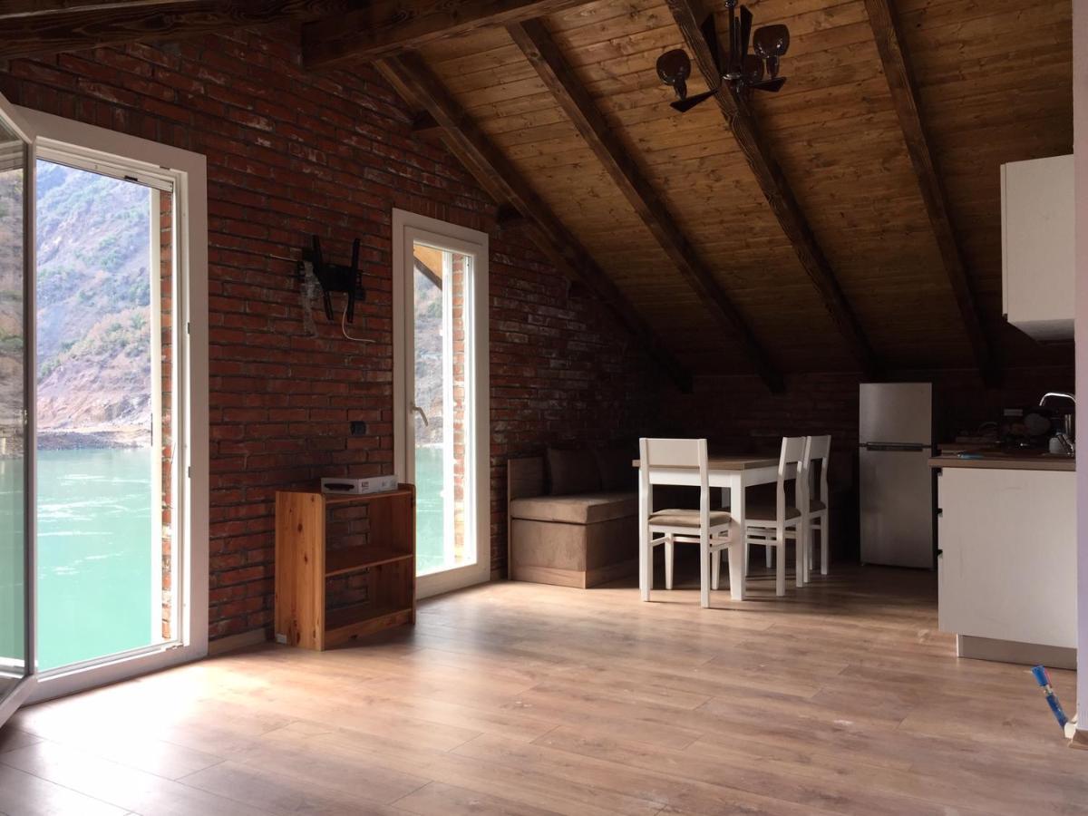 Borealis Guest House Koman Zewnętrze zdjęcie
